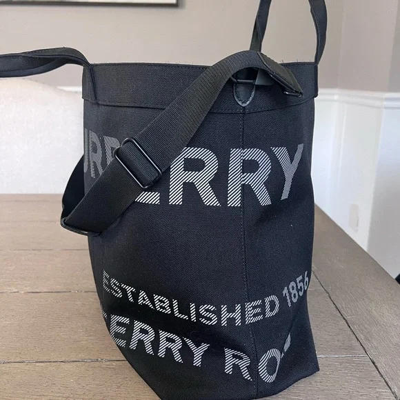 Almost New Burberry Horseferry Black Canvas Tote with Removable Shoulder Strap - Picture 2 of 9